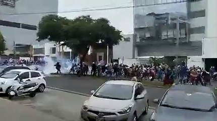Manifestantes siendo dispersados en la av. Benavides esta tarde