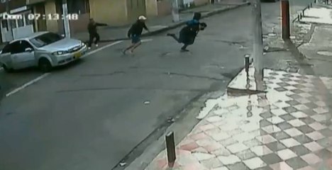 En video quedó registrado cómo delincuentes en Engativá agredieron a músico de la Sinfónica de Bogotá