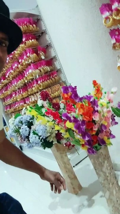 Dubai shopping mall main shopping kar raha Hun