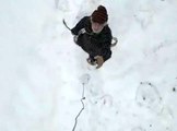 Artvin'de kar nedeniyle iletişim kurulamayan yaşlı çiftin yardımına dron yetişti