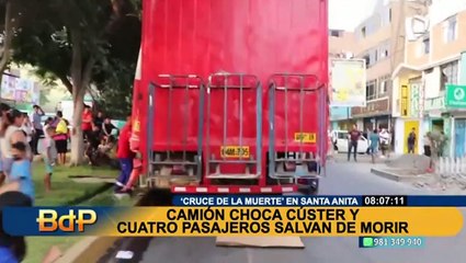 Esquina de la muerte: camión choca contra cúster y cuatro personas se salvan de morir