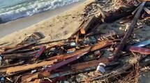 Steccato di Cutro, una settimana dopo: sulla spiaggia spuntano tre croci in mezzo ai detriti