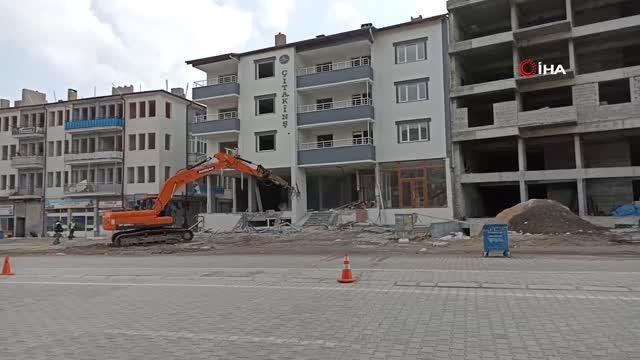 Gürün'de deprem sonrası hasar gören binaların yıkımına başlandı