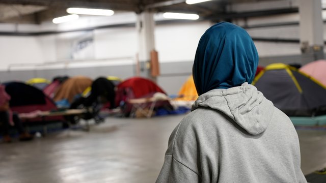À Paris, des migrants hébergés dans un parking….à deux pas de la place de l'Étoile
