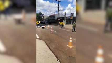 Internauta registra trabalhadores limpando a rua após queda de concreto
