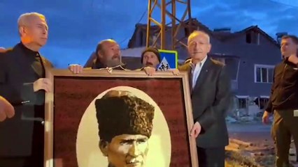 Felakette evini kaybeden depremzede baba yadigarını Kılıçdaroğlu'na verdi