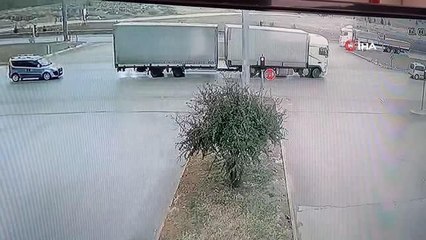 Hafif ticari araç ile tırın çarpışması kamerada