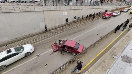 BURSA'YA GELEN DEPREMZEDE OTOMOBİLİ İLE ALT GEÇİT BARİYERİNE ÇARPTI 2 YARALI