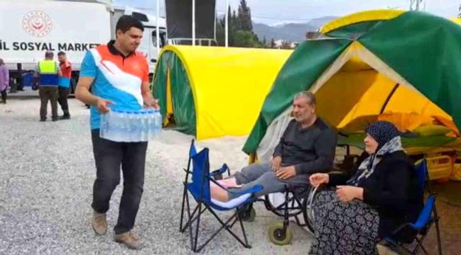 Hatay'da çadır kentte yaşayan depremzedelere hazır su ve gıda desteği