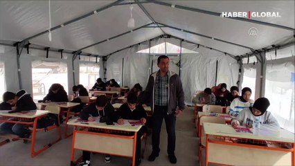 Hatay'da okul bahçesine çadır sınıflar kuruldu