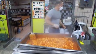 Amazing street food master!! Tteokbokki, gimbap, fish cakes - Korean street food