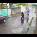 Vídeo: Mulher bate em ladrão com guarda-chuva e escapa de assalto