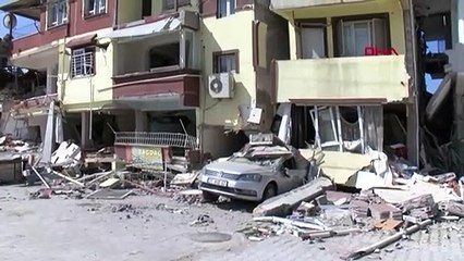 Hasarlı binaların duvarlarında cep telefonu numaraları