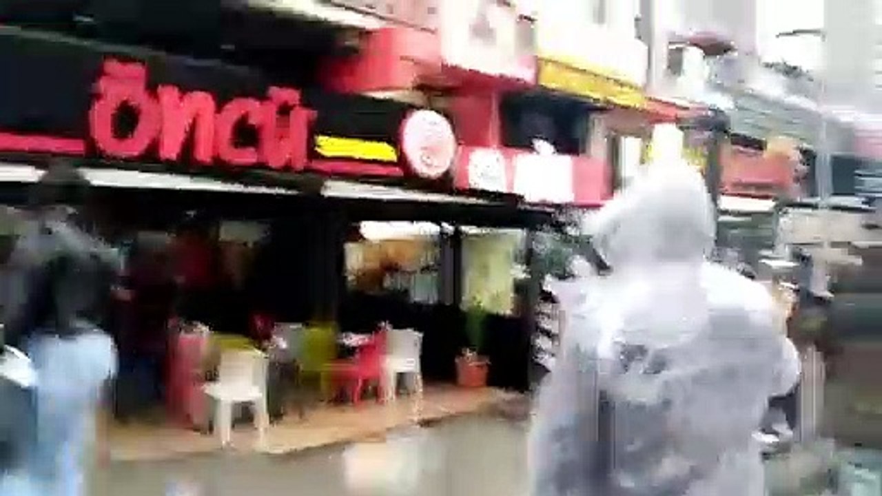 Ankara'da "Depremde ölümü de kadın cinayetlerini de durduracağız" diyen kadınlara polis müdahale etti