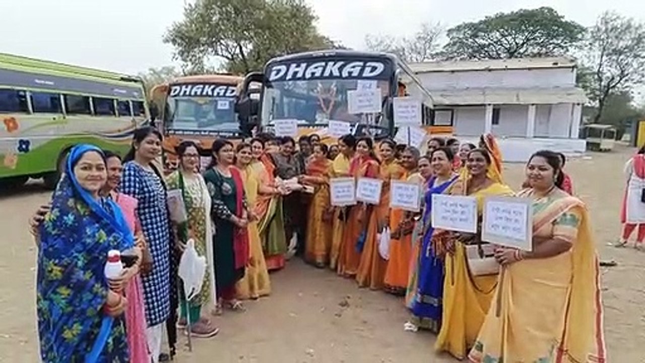 नपाध्यक्ष ने हरी झंडी दिखाकर महिलाओं को किया रवाना
