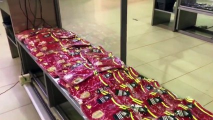 302 camisetas de fútbol en el equipaje de un pasajero en Ezeiza