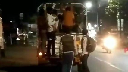 बाराबंकी: नियमों को ताख पर रखकर लोगों की जान से डग्गामार वाहन कर रहे खिलवाड़