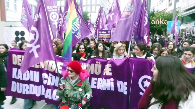 Kadıköy'de eylem yapan kadınlar 'hükümet istifa' sloganı attı