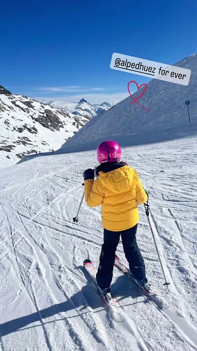 C'est son épouse, Mélissa Theuriau, qui révèle leur lieu de villégiature... la station de l'Alpe d'Huez.Jamel Debbouze et Mélissa Theuriau en vacances au ski avec les enfants.
