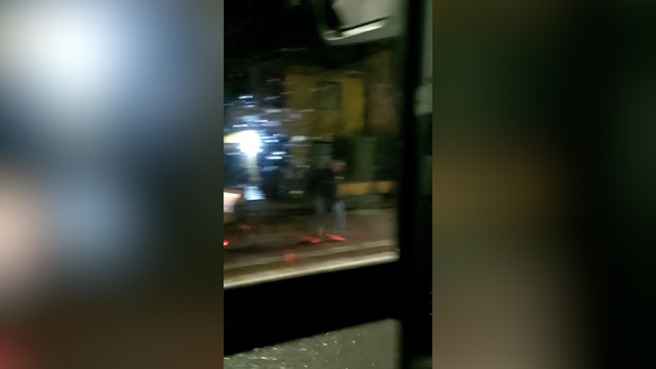 Scandicci, lancia sasso e sfonda il vetro di un autobus