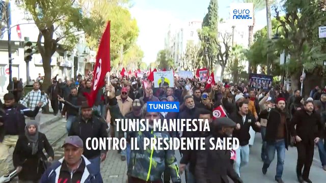 Tunisi, domenica di proteste: l'opposizione manifesta contro il presidente Kais Saied