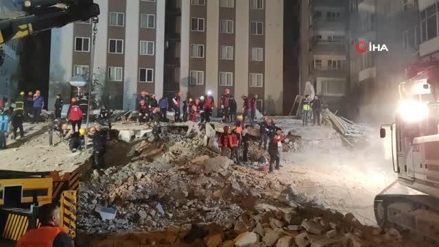 Şanlıurfa'da çöken binada enkaz kaldırma çalışmaları sürüyor