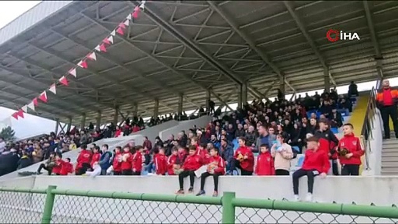 Depremzede çocukları için sahaya oyuncaklar atıldı