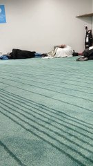 Battaniye bürünüp garip hareketler yapan insan.