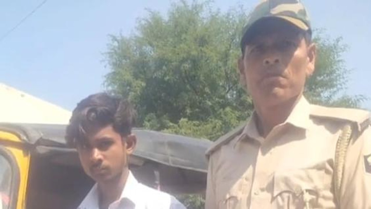 गया: होली के लिए ऑटो में तहखाना बनाकर मयखाना जा रही अंग्रेजी शराब बरामद, तस्कर गिरफ्तार