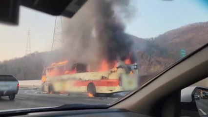 시흥하늘휴게소 부근 통근버스 화재...대피하던 4명 부상 / YTN