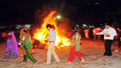 Holika Dahan 2023:  होलिका दहन के वक्त ये 2 रंग के कपड़े पहनना अशुभ, ना करें ये गलती | Boldsky