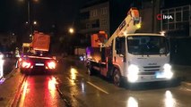 Vatandaşlar deprem zannetti: Seyir halinde dorsesi açılan kamyon elektrik tellerini devirdi