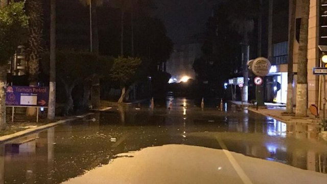 İskenderun’da deniz yükseldi sahil yolu su altında kaldı