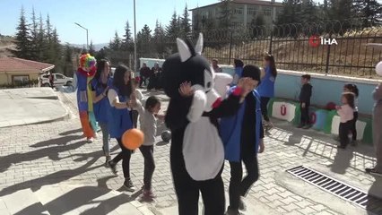 Depremzede çocuklar afetin izlerini oyunla silmeye çalışıyor