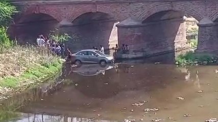 हाथरस: पार्किंग में ख़डी कार नहर में गिरी, देखें वीडियो