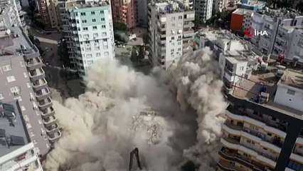 Depremde ağır hasar alan apartman yıkıldı