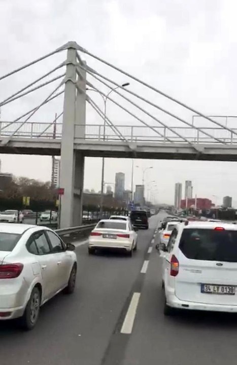 Kartal'da düğün konvoyu yapıp araçların geçmesini engelleyen sürücüler kamerada