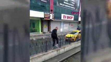Tramvay durağına girip ortalığı birbirine kattı