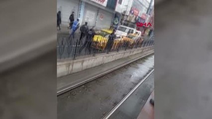 SULTANGAZİ'DE TRAMVAY YOLUNA GİRDİ SEFERLERİN AKSAMASINA NEDEN OLDU