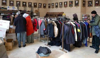 Depremzedelerin ihtiyaçlarını 'Veren el alan eli görmüyor' anlayışıyla karşılıyorlar