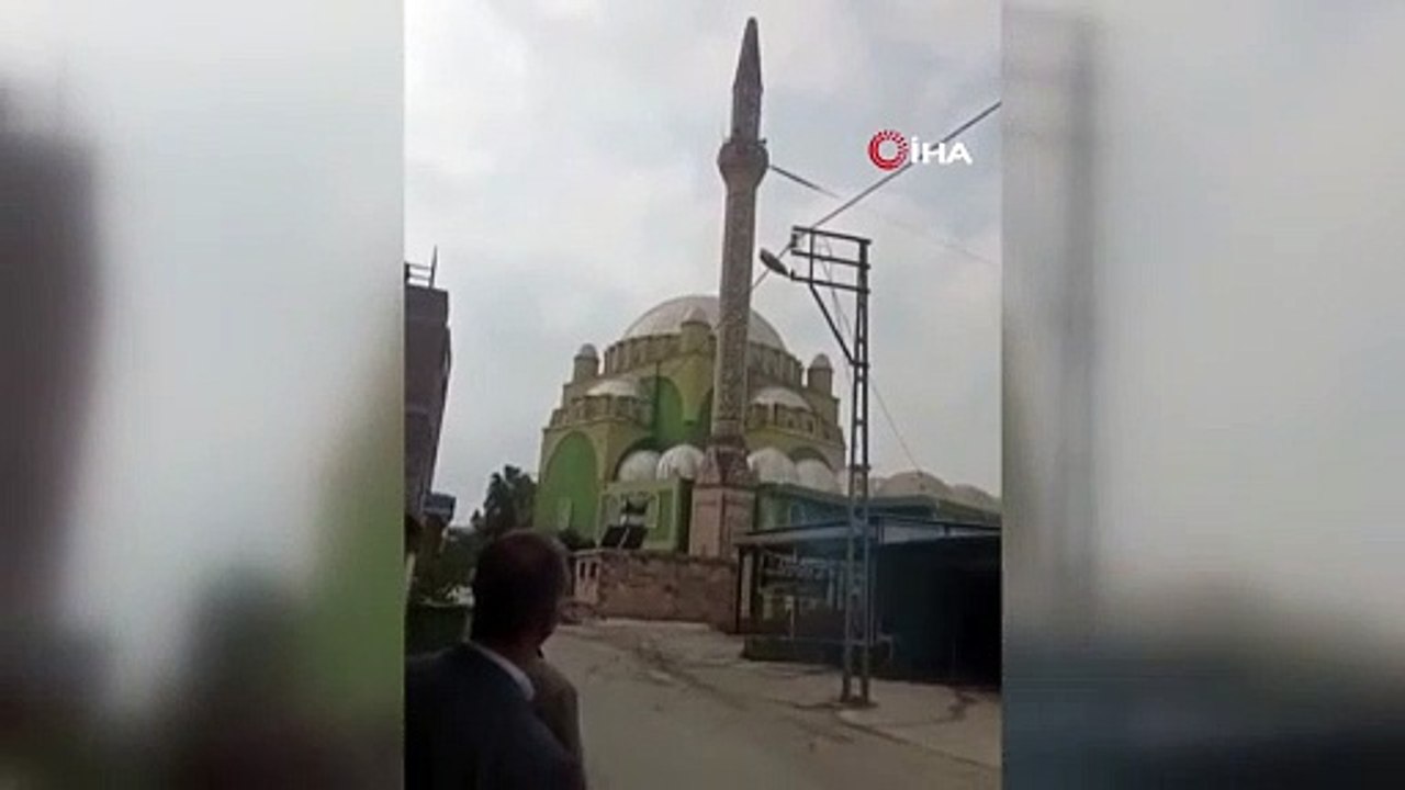 Kontrollü yıkım sırasında kaza! Minare iş yerinin üzerine düştü!