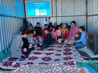 DEPREMZEDE 9 AİLE BİR ARAYA GELEREK BİRİKİMLERİ OLAN TÜM ALTINLARI BOZDURUP KONTEYNER EV ALDI