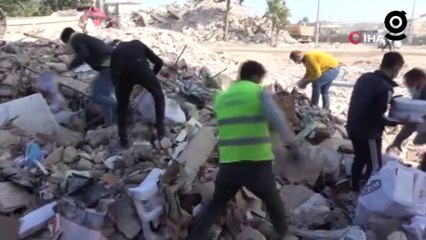 Enkaz arasında milyonluk ürünlerini aradılar