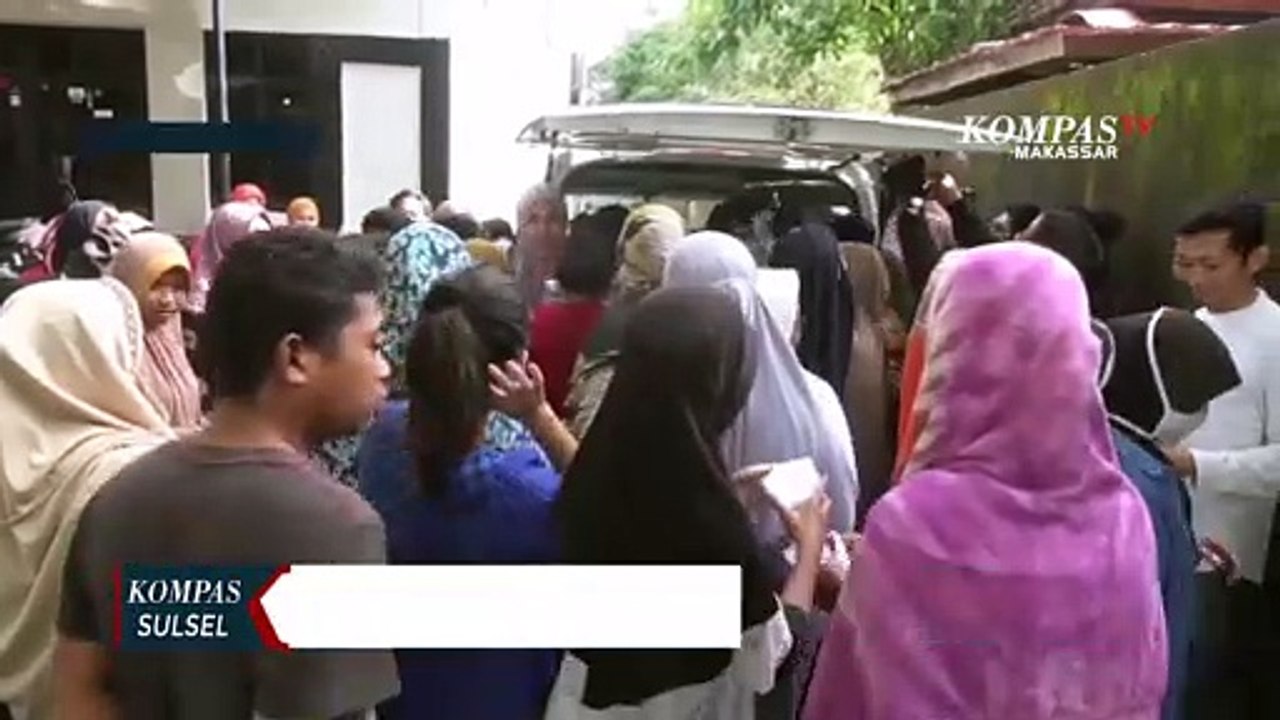 Antri Berdesakan Demi Sembako Murah