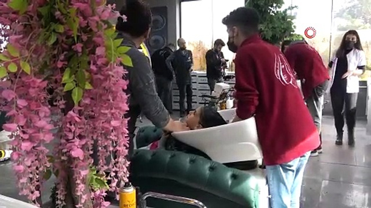 Çadır kentte kalan çocuklar tıraş edildi, cilt bakımları yapıldı