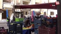 Elazığ'da ağır hasarlı binaların arasında kurulan semt pazarı faciaya davetiye çıkarıyor