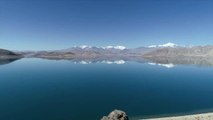 Tibet'teki Yamdrok Gölü Baharın İlk Günlerindeki Manzarasıyla Büyüledi