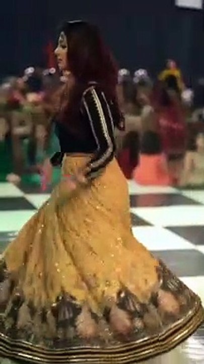 Zara Noor Abbas Dances At Her Friend’s Wedding