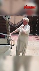 काकांची कुल्फी विकण्याची स्टाईल लय भारी! घेतल्यावाचून राहावणार नाही...