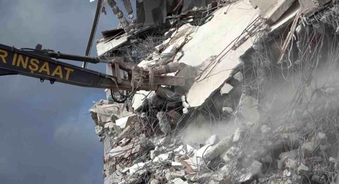 İslahiye'de enkaz kaldırma ve bina yıkım işlemleri sürüyor